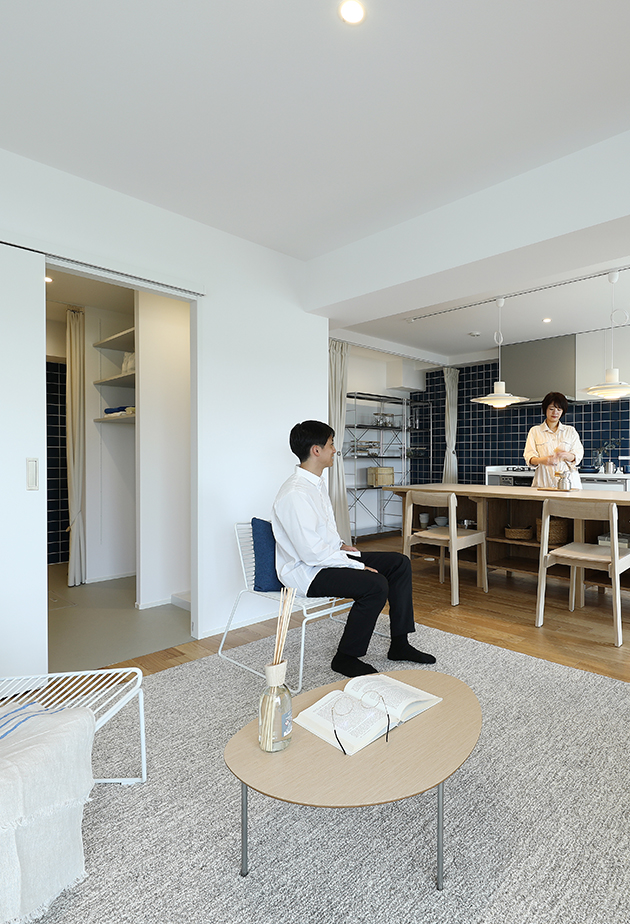 武蔵関マンションモデルルームの使い勝手と生活感を抑えたリビング
