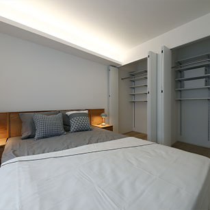 落ち着いた雰囲気で眠りにつけるベッドルーム