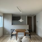 【施工事例】名作家具「Yチェア」と「PH 5」が映える！色と素材を整えた上質なコーディネート